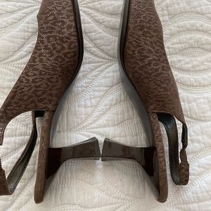 enzo angiolini kailee buckle strap kitten heel